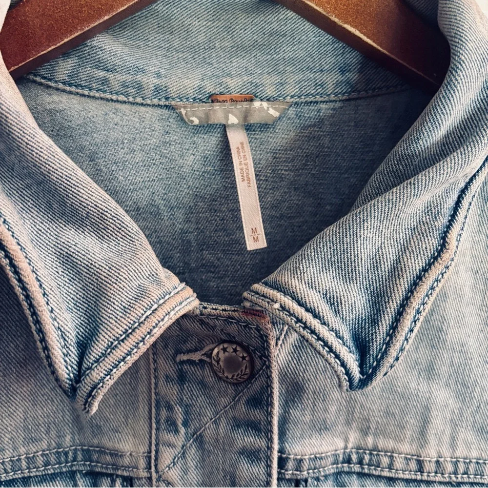 Free People We The Free Classic Light Wash Denim Trucker Style Jacket Medium - Picture 3 of 6